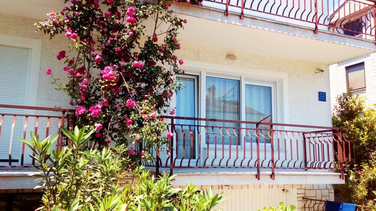 אומאג Apartmani Komunela מראה חיצוני תמונה